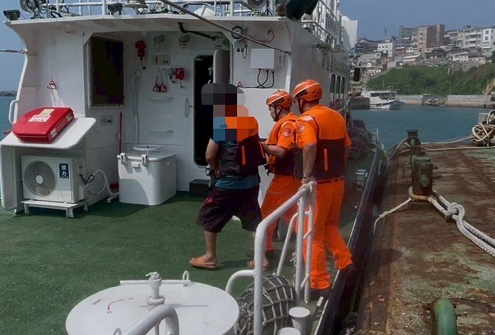 48歲男手割傷 海巡馳援東引急後送就醫 248 cnews204250601a04