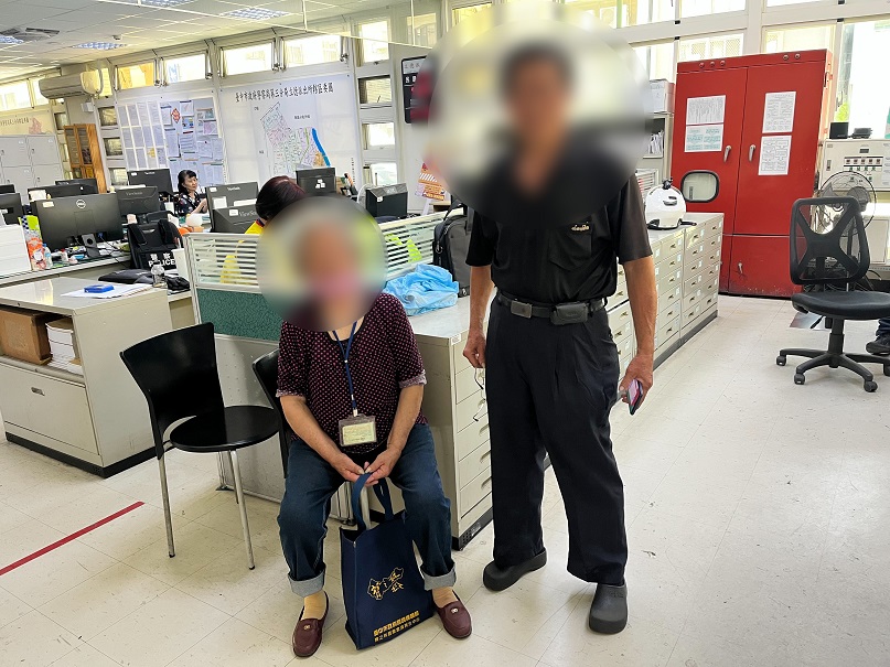 ▲就醫睡成市區小旅行 91歲嬤騎樓枯坐等來奇蹟降臨。