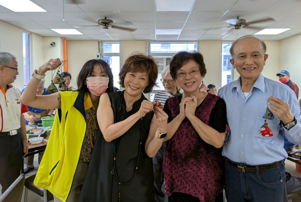 香包佳餚迎端午 板橋榮家滿滿溫馨祝福 4 《圖說》板橋榮家主任陳桂美〈左二〉逐一為長輩們送上象徵平安與健康的香包讓長輩們感受到節日的喜氣與溫暖。〈板橋榮家提供〉