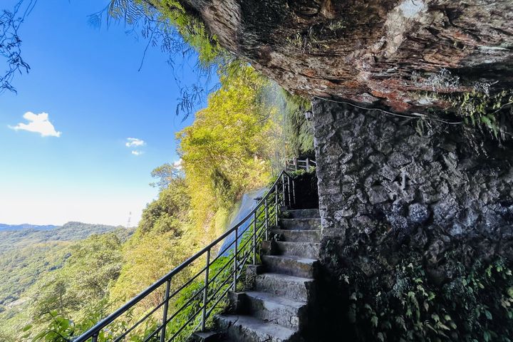 銀河洞瀑布飛瀑直下,水氣瀰漫如夢似幻,成為登山客打卡熱點。 圖:新北市政府觀光旅遊局/提供