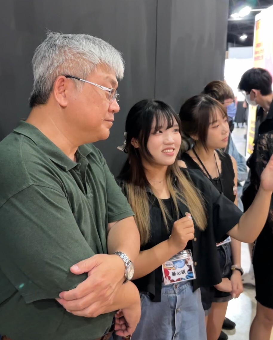 「4084」團隊於展區介紹作品內容。(照片/義守大學提供)。