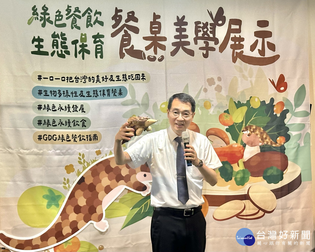 暨大校長武東星對同學發揮巧思,以校園素材製作出維妙維肖的穿山甲,大表稱許。(暨大提供)