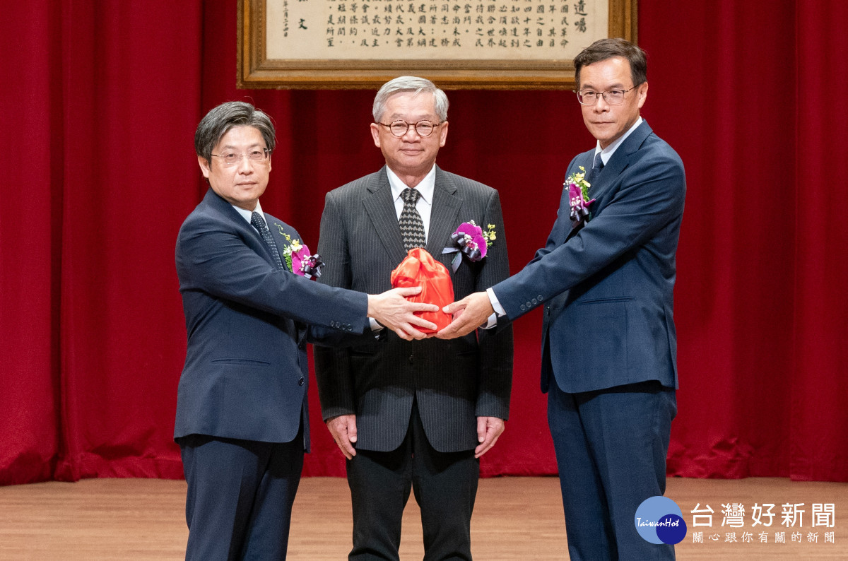 竹科管理局新任局長胡世民（右起）於國科會主委吳誠文監交下從卸任局長陳宗權手中接過印信。