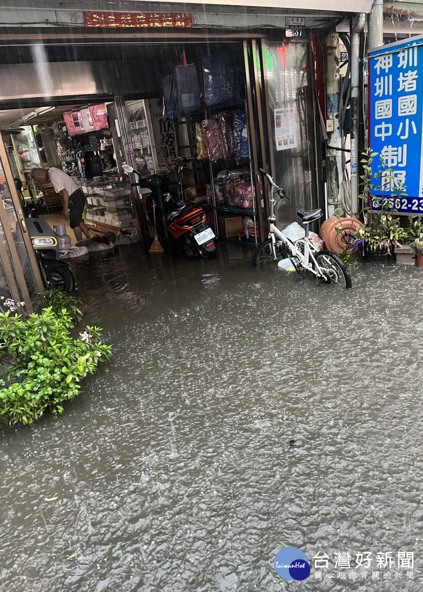 日前豪雨宣洩不及,灌進神清路店家。