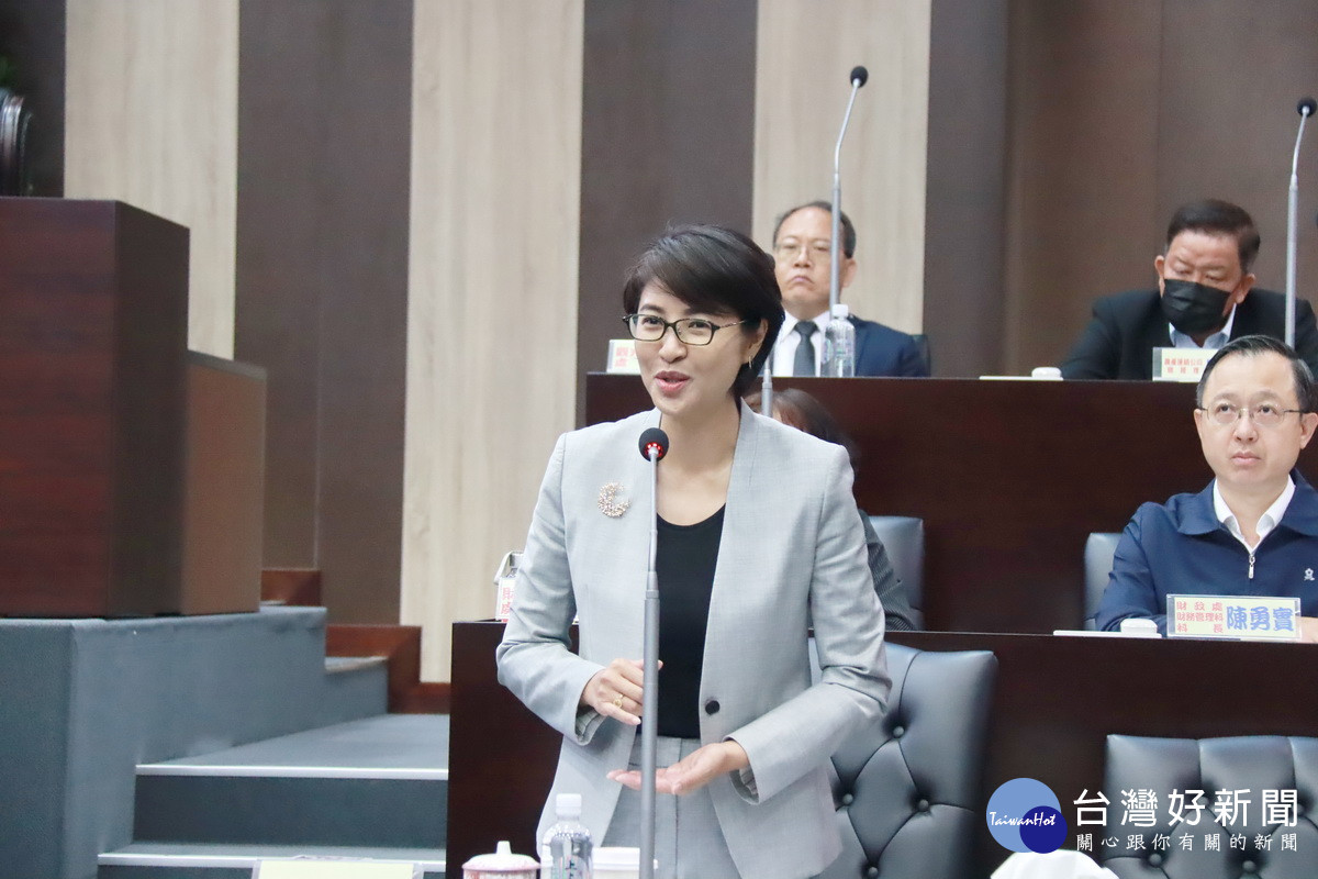 許縣長說必要時對中正路鄉親做民調供中央參考。（記者扶小萍攝）