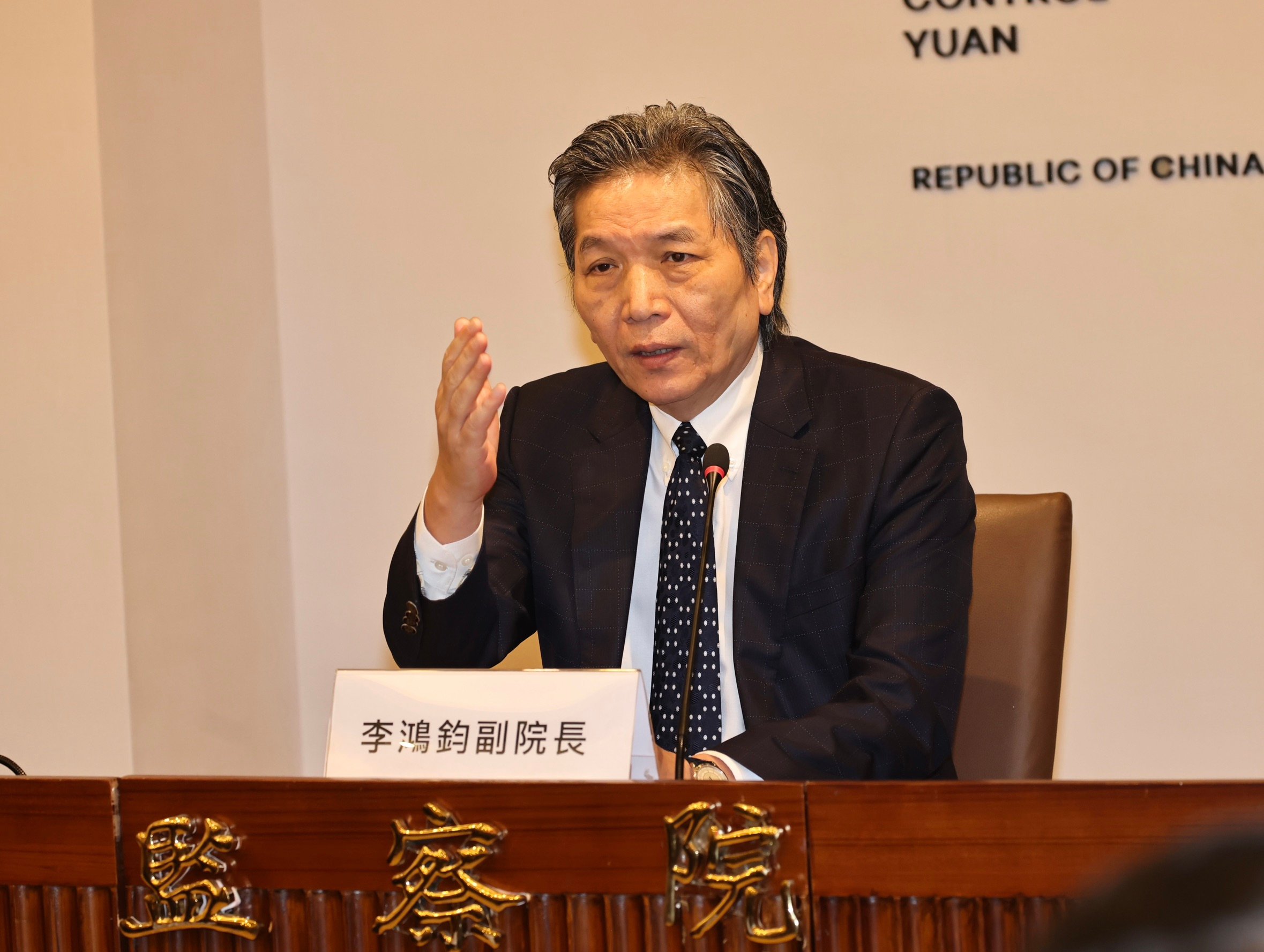 因遭爆濫用公務車,監察院副院長李鴻鈞向國人致歉。 林啟弘攝