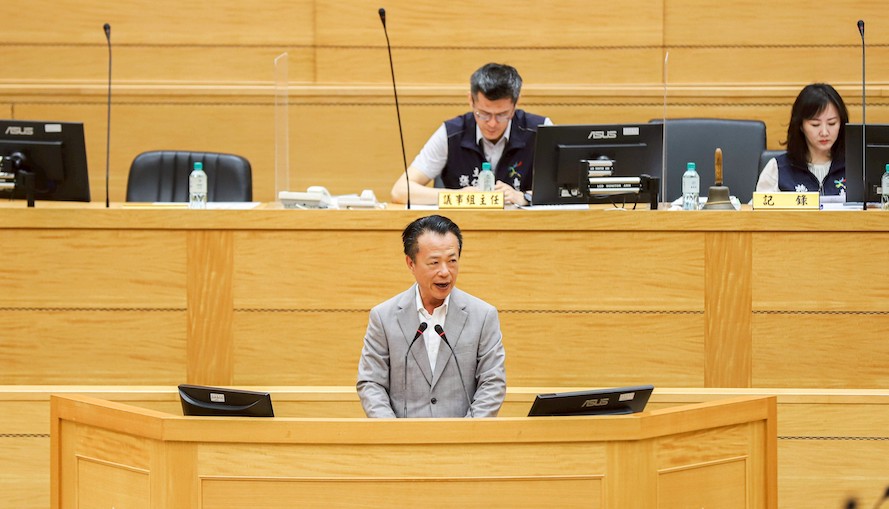 翁章梁縣長出席嘉義縣議會第20屆第5次定期大會進行施政總報告。(圖/嘉義縣政府提供)