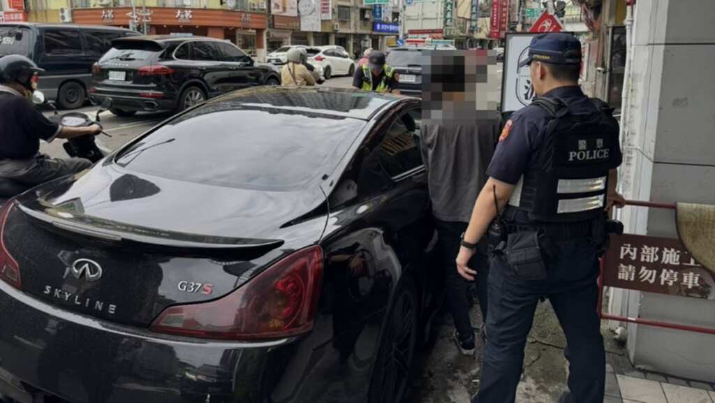 ▲男子兩週內二度掛假牌上路,遭同一員警再次逮捕。(台中警方提供)
