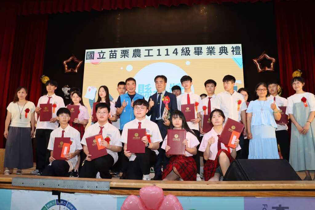 ▲苗栗縣長鍾東錦與苗栗農工縣長獎同學合影。(苗栗縣政府提供)