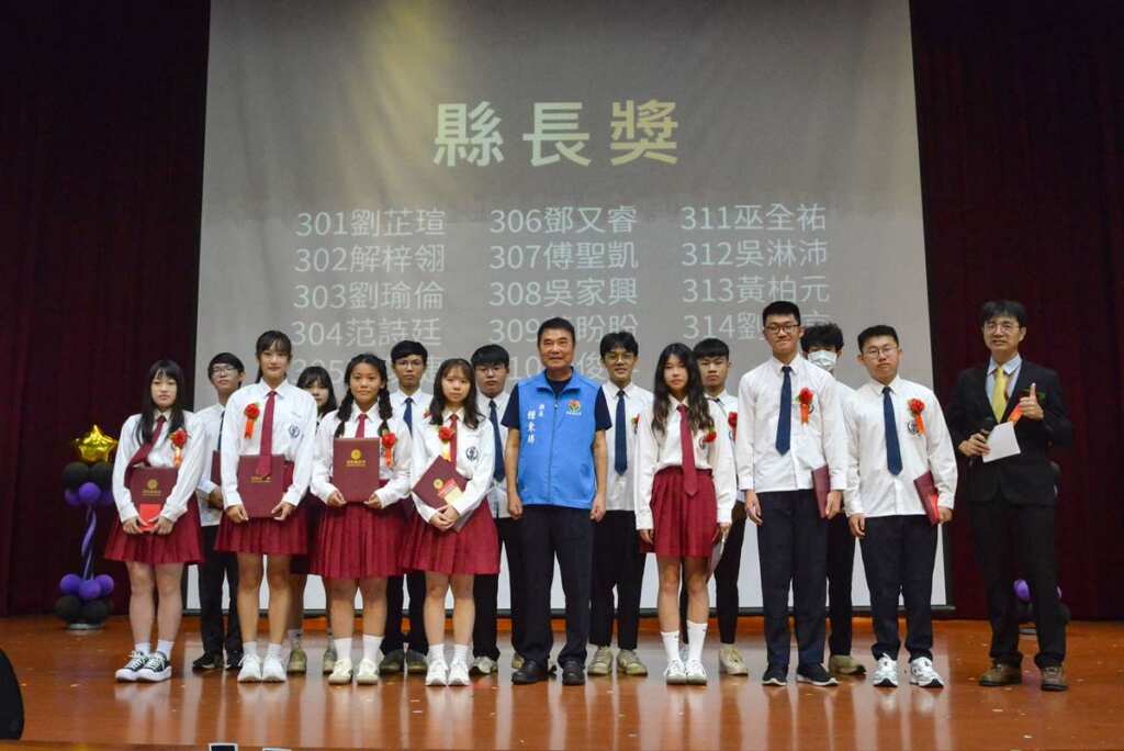 ▲國立苗栗高中畢第73屆業典禮，苗栗縣長鍾東錦與縣長獎學生合影。（苗栗縣政府提供）
