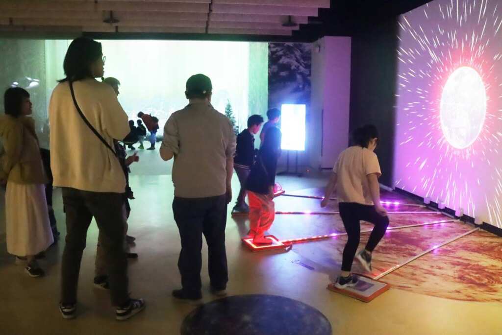 ▲「遇見歐若菈–追極光科學指南」特展中有許多互動模型等你來體驗!。(臺北市立天文科學教育館提供)