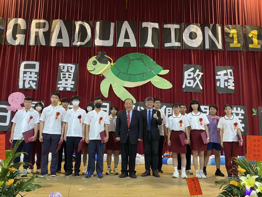 ▲畢業季來臨，澎湖縣長陳光復今日出席馬公高中及澎湖海事兩所高中職學校的畢業典禮，向524位畢業生獻上最誠摯的祝福。（澎湖縣政府提供）