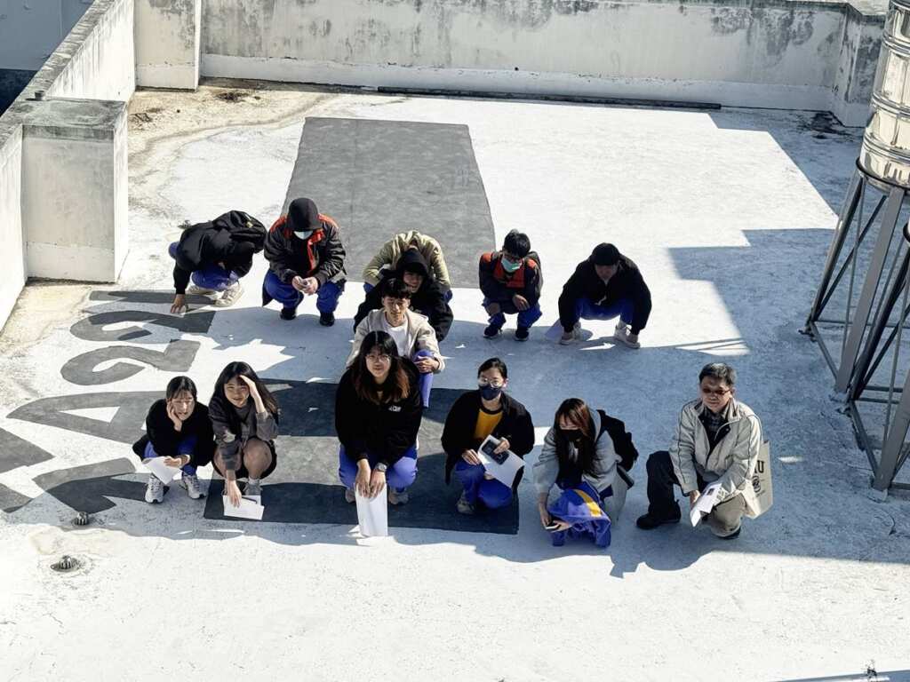 ▲東勢高工建築科在東勢地政所頂樓衛星接收站排「工」字。（台中市東勢地所提供）