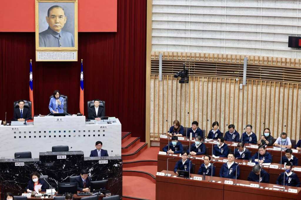 ▲高雄市長陳其邁率領市府團隊出席市議會第4屆第5次定期大會閉幕典禮,感謝議會的監督與支持,並由議長康裕成敲下議事槌宣告會期結束。(高雄市政府提供)