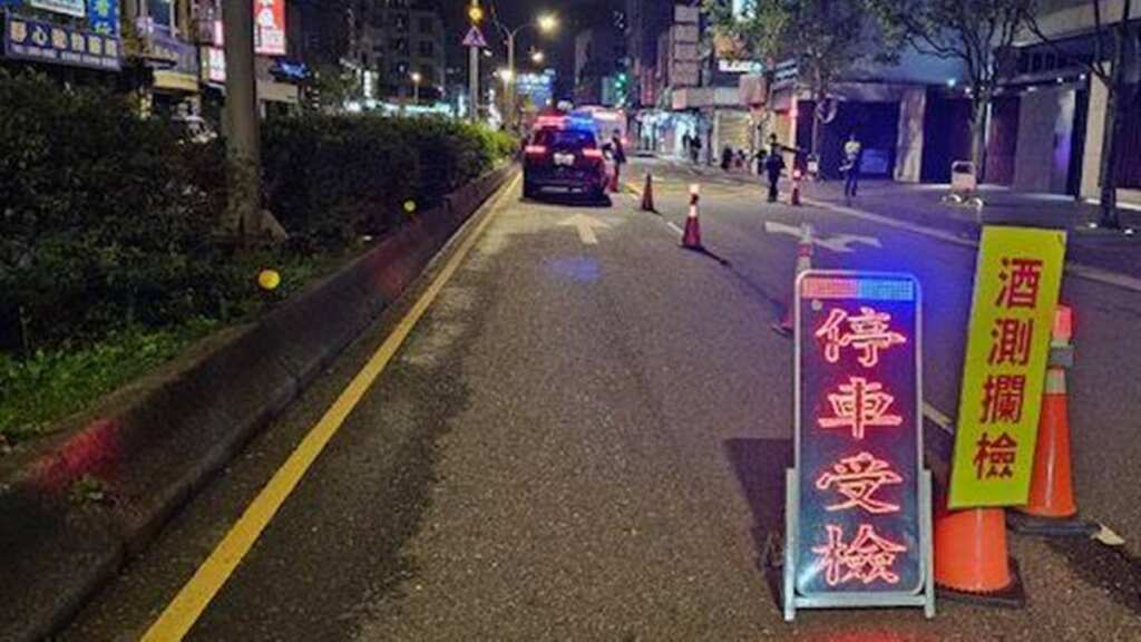 ▲臺北市政府警察局文山第二分局執行酒測勤務畫面。(臺北市警察局提供)