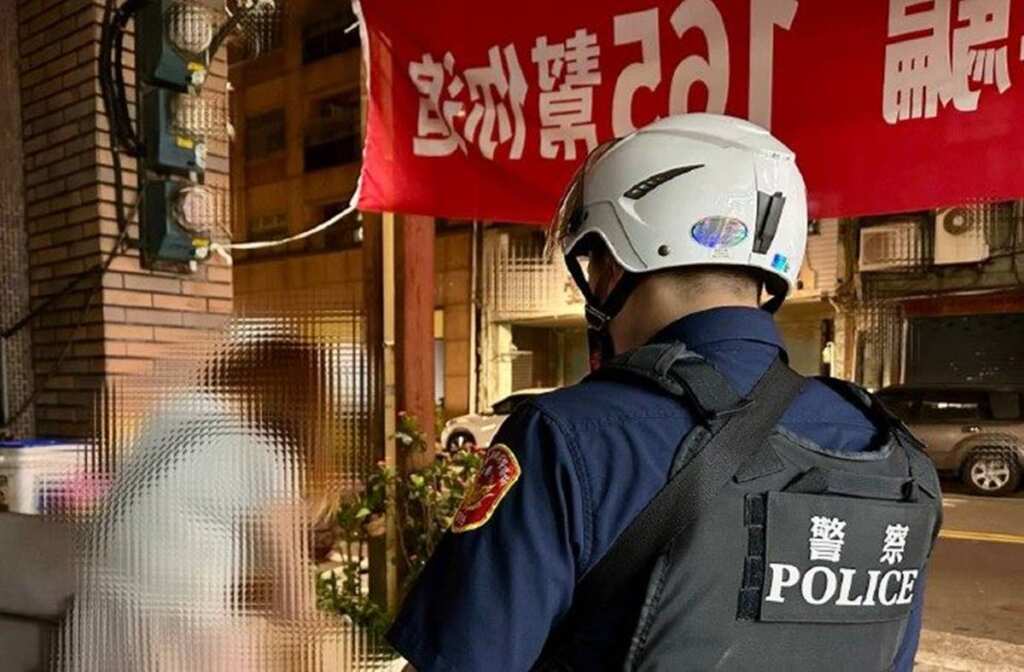 ▲員警護送酒醉女子平安回家。(臺北市警察局提供)