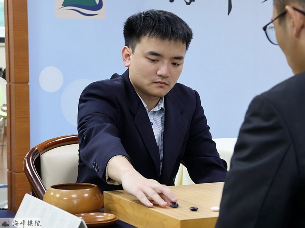 第6屆名人賽決賽7番勝負今迎來關鍵第4局，由現年23歲的賴均輔九段對陣24歲的陳祈睿八段。