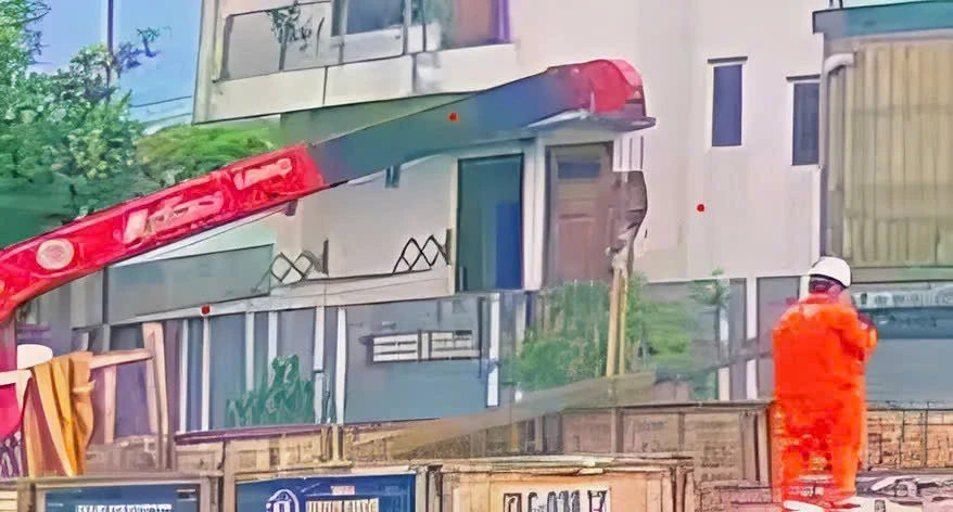 影／工安意外！吊車鋼纜突斷裂　電線桿掉落砸死越南工人