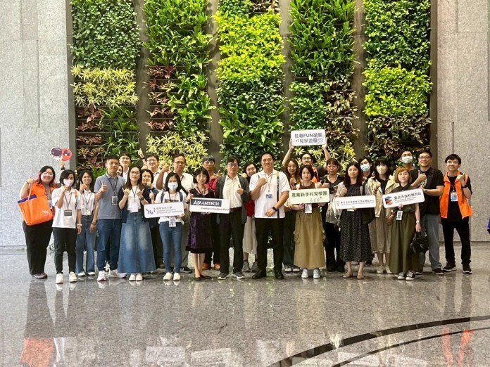 龍華科大攜手北市府、研華科技_產業新手村見學團助師長瞭解物聯網產業-1