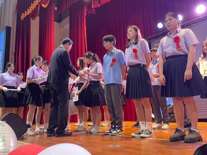 桃園高中767名學子歡慶畢業 張善政期勉堅持信念及善良的心 S__88711192_0