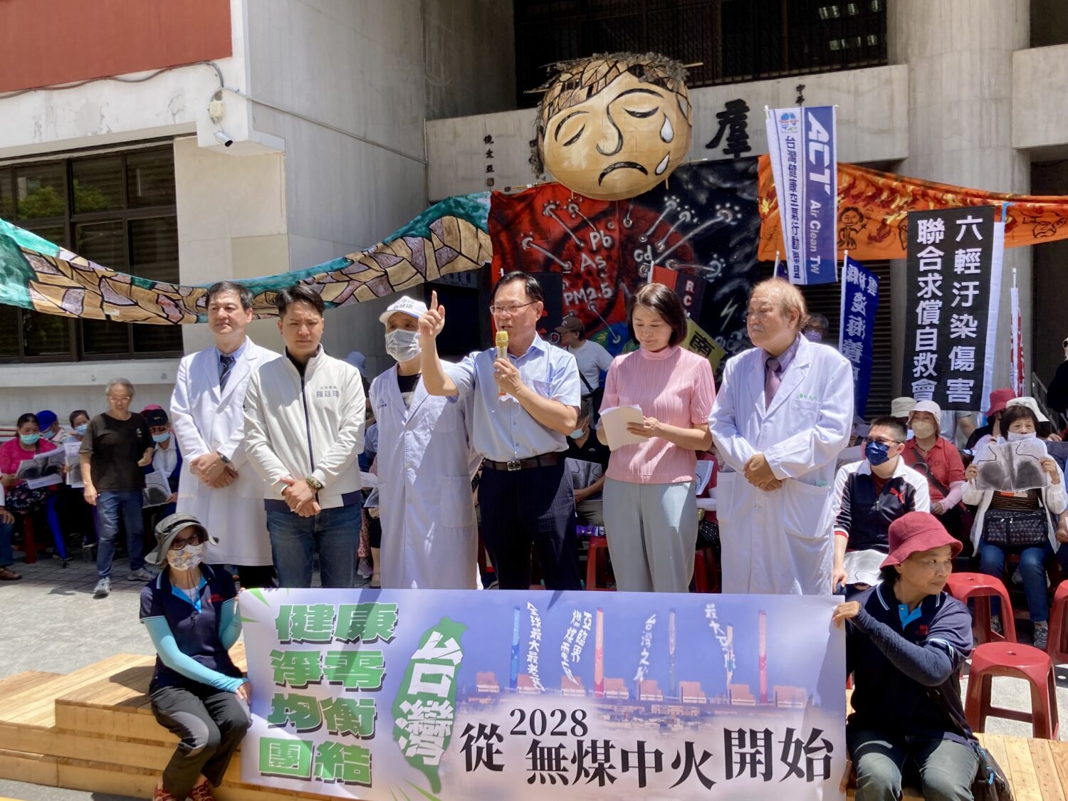 張啓楷、國民黨立委王鴻薇、羅廷偉和中部環團站在一起,要求政府兌現「增一氣、減一煤」承諾。(圖/張啓楷國會辦公室)