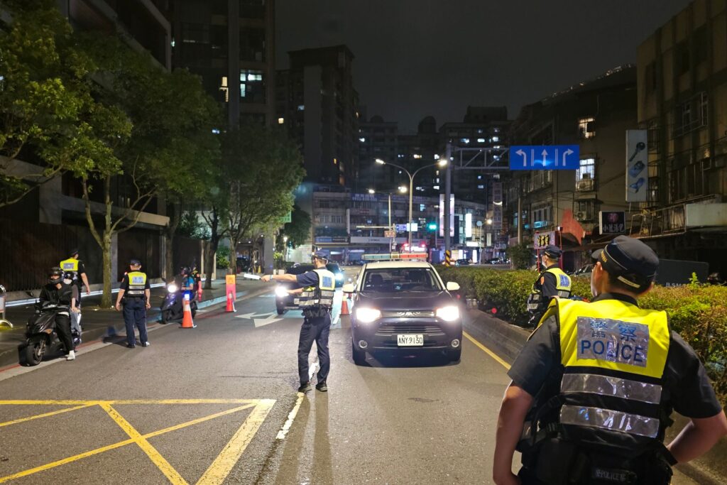 別以為腳踏車可酒駕 端節連假男子酒後騎車稱 我有喝酒 秒吃罰單 12 MEITU 20250602 140638486