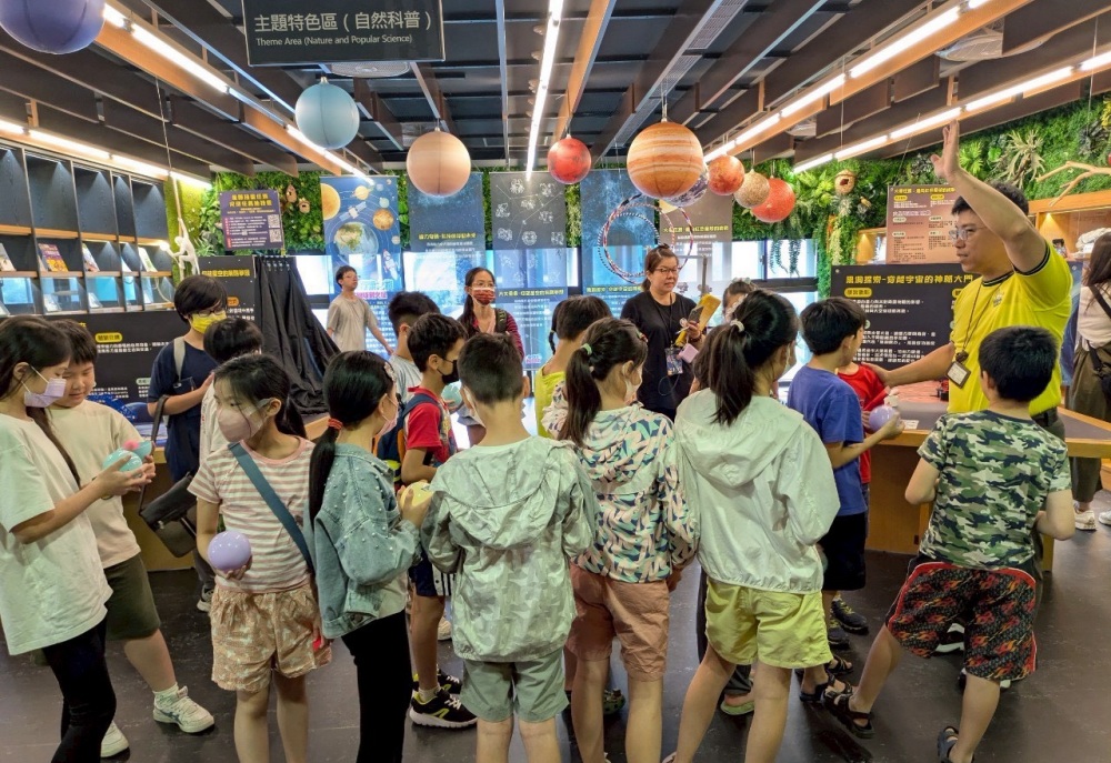啟航宇宙 《星際探索之旅-從地球到火星》大竹分館6月登場 2 ▲小朋友參觀主題特色區。(圖/桃園市立圖書館大竹分館)