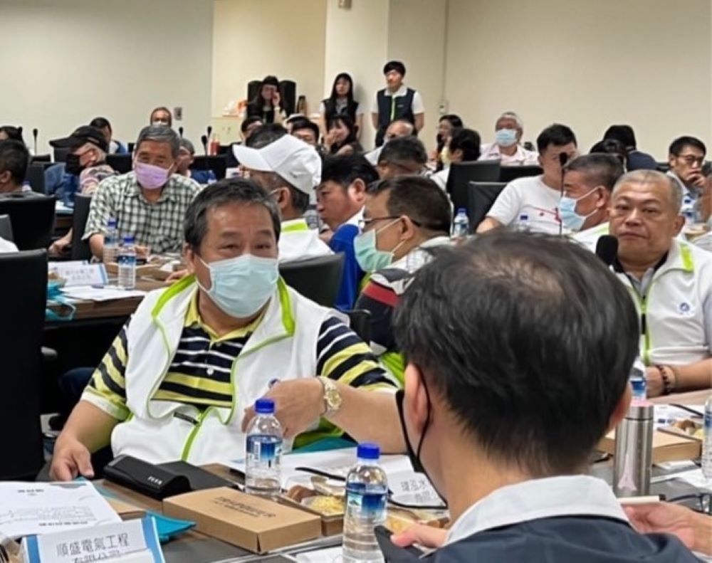 《圖說》會中也宣導近期積極推動的綠電RE30方案，展現台電在綠色能源領域的領導決心。〈北南區處提供〉
