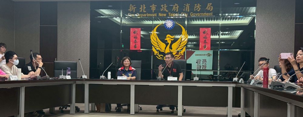 《圖說》新北消「防宣姐姐廉政工作坊」由鍾簡任技正世銘開場引言。〈新北消政風室提供〉