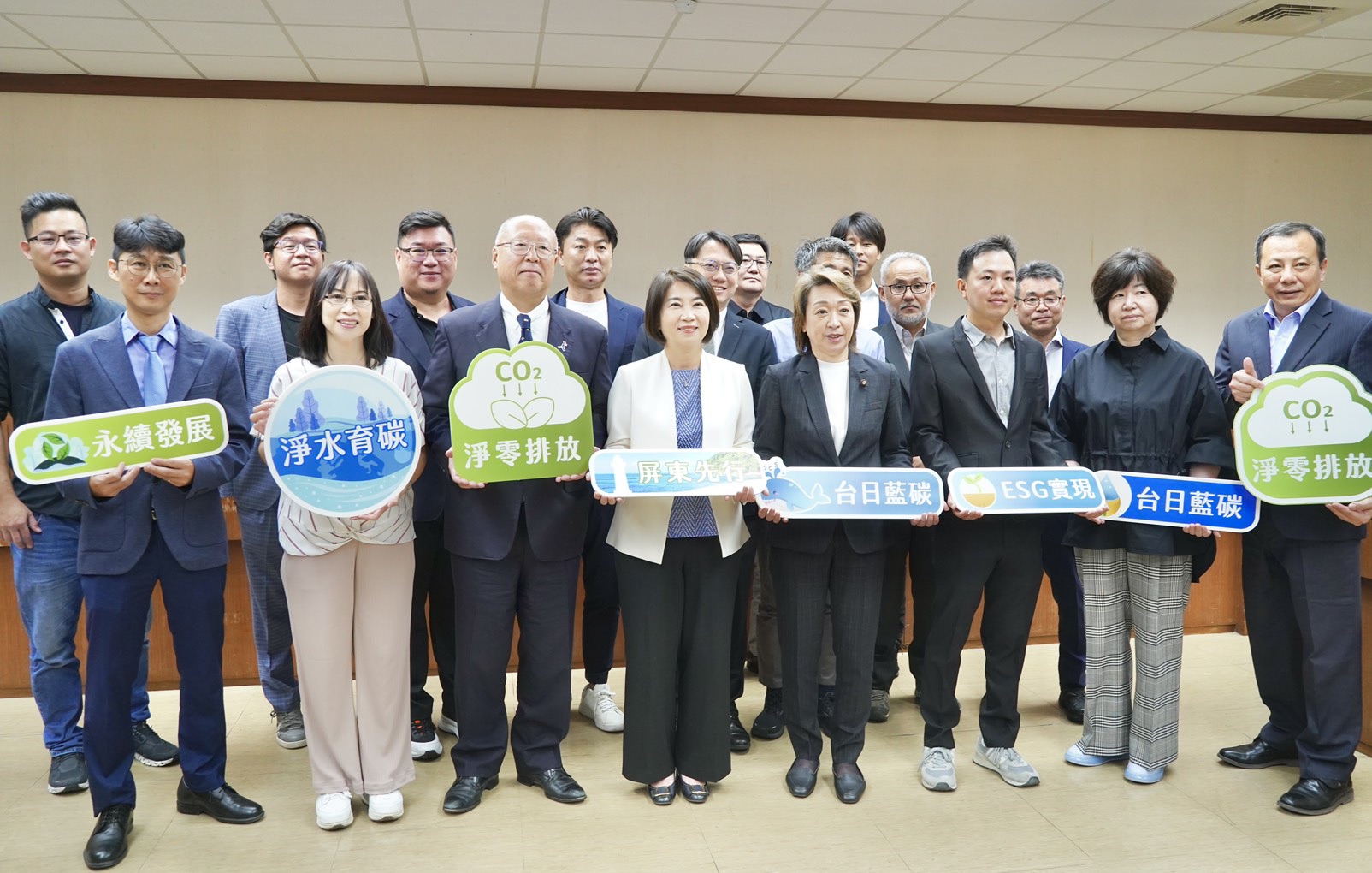屏東縣長周春米（左）與日本參議員橋本聖子（右）會見合影。（圖／屏東縣政府提供）