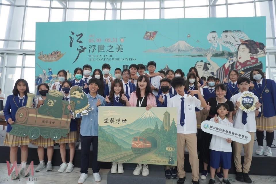 國立嘉科實中應邀參與故宮創立百年暨南院十周年院慶的中日國際大展,師生運用AI科技結合藝術創作,創作「遊藝浮世」主題式互動遊戲,獲得與會嘉賓們的盛讚。(圖/嘉科實中提供)