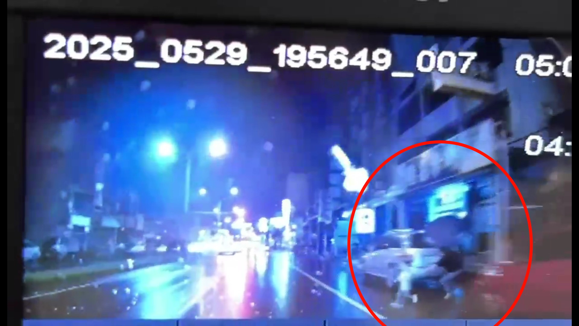 驚險一秒!秀水幼童突衝馬路 駕駛急煞驚險閃過 - https://www.watchmedia01.com