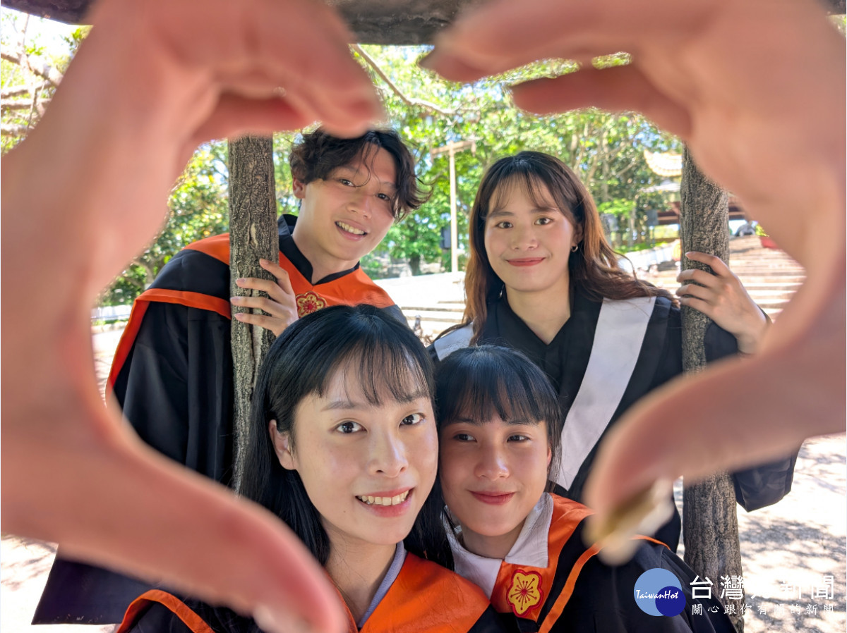 披上畢業袍來六福村!拍出最有創意的畢業照!。