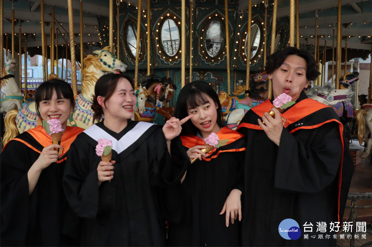 六福村優惠應屆畢業生購買餐飲商品券500元,即可免費入園暢玩一整天。