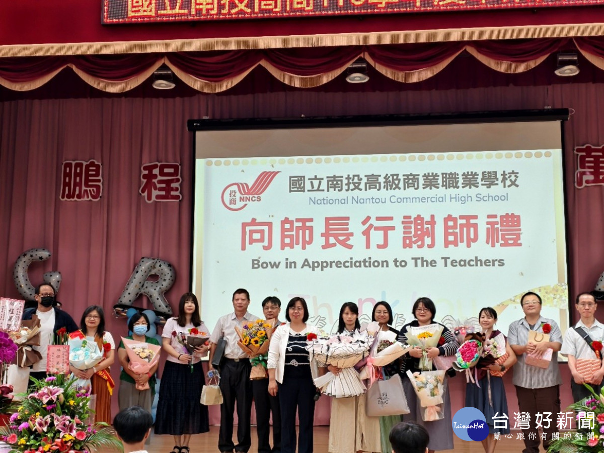 師長接受同學贈花表達感謝。（投商提供）