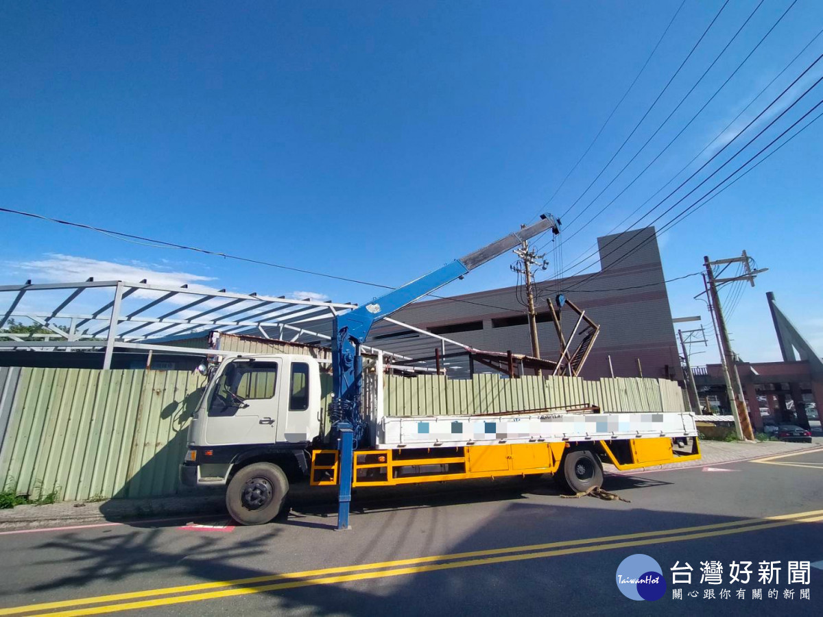 警方提醒，民眾從事高空或機具作業時，應特別留意現場電力設施安全。