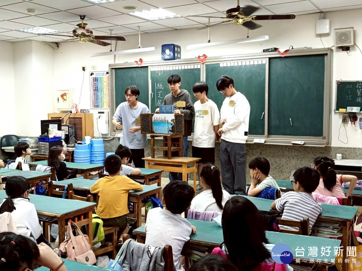 元智大學學生,透過「紙芝居」的演出,講述三國經典故事