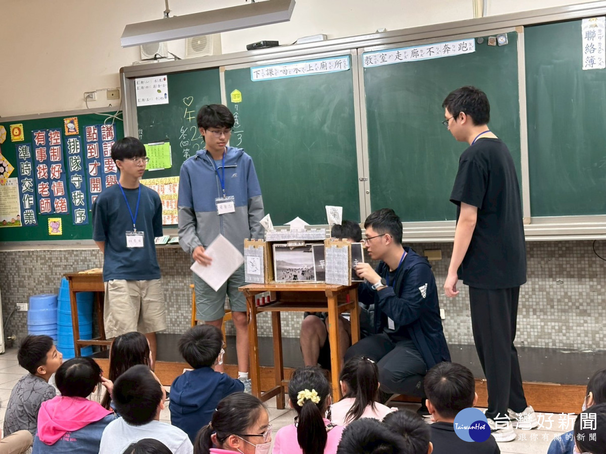 元智大學學生,透過「紙芝居」的演出,講述三國經典故事