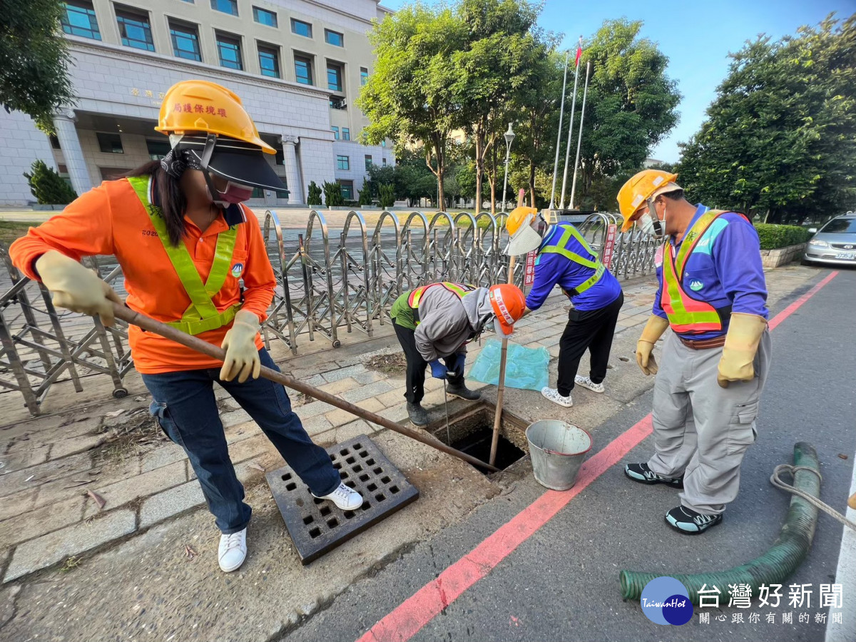 夏季汛期來臨，嘉義市政府環境保護局進行溝渠清疏工作／市府提供