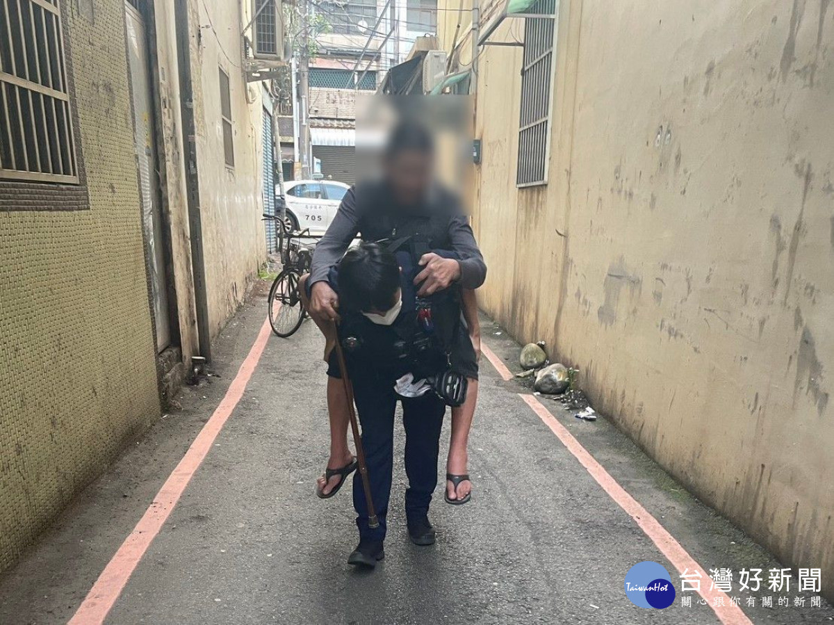 老翁摔倒路旁動彈不得，平鎮警暖心徒步背返家。