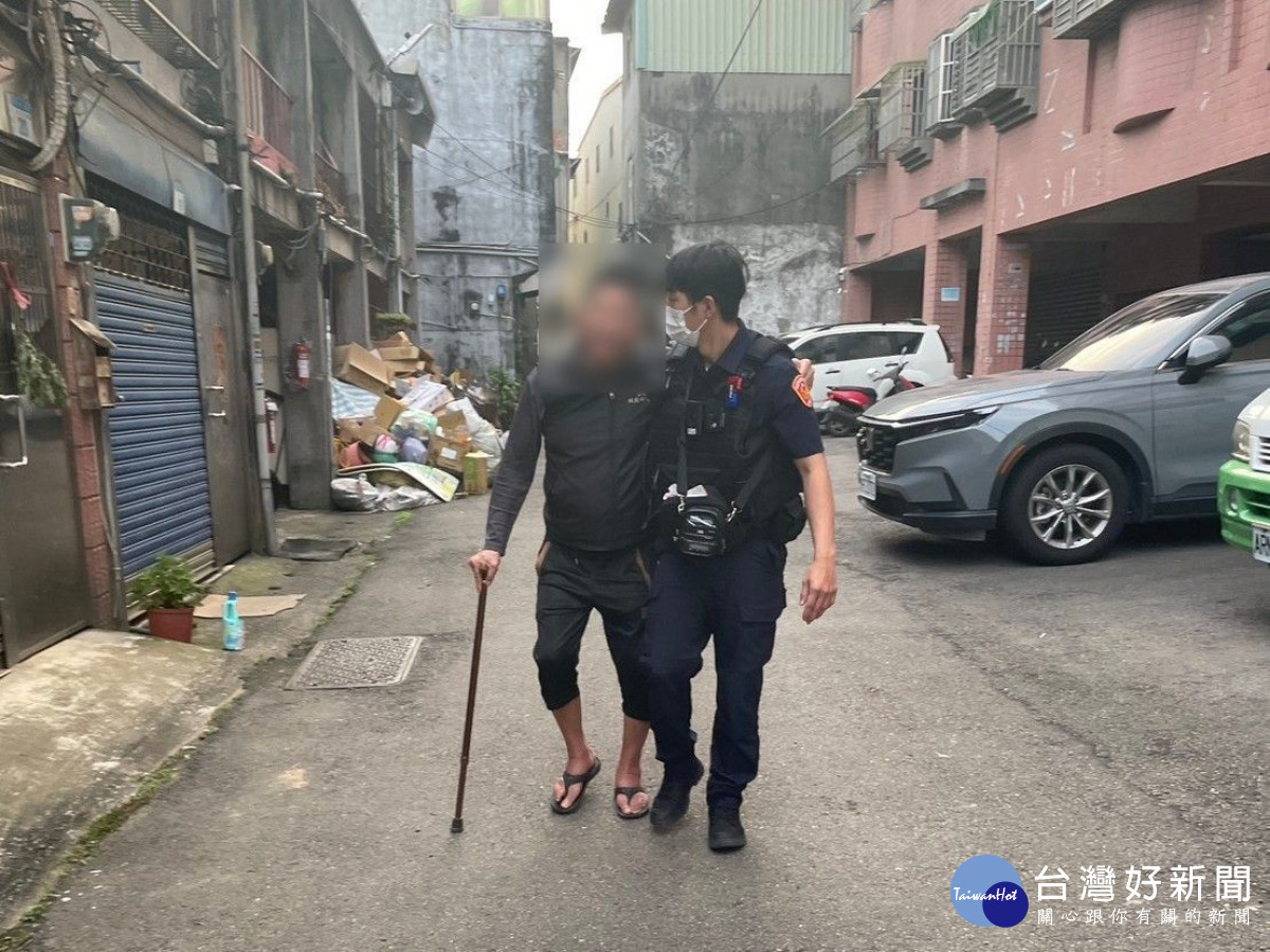 老翁摔倒路旁動彈不得,平鎮警暖心徒步背返家。