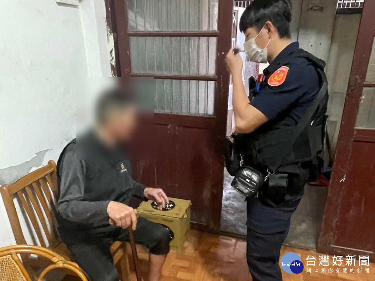 老翁摔倒路旁動彈不得,平鎮警暖心徒步背返家。