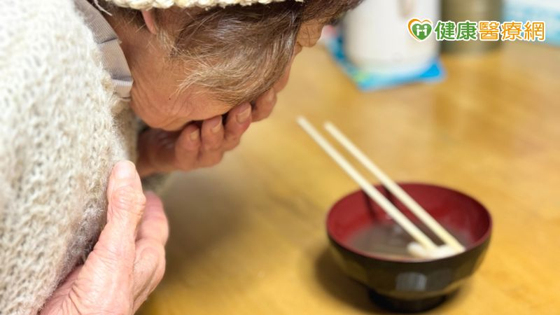 用餐突吐血竟是肝硬化 緊急手術用「橡皮圈」成功救命