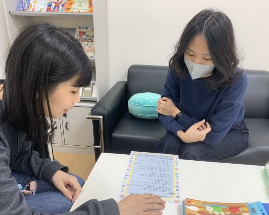圖/社工向家長說明服務方式與流程,以降低家長的焦慮。(新北市政府社會局提供)