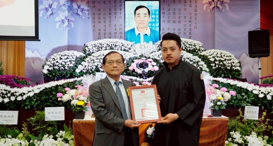 為表彰前國家射擊代表隊謝志培先生畢生勠力發展我國射擊運動之貢獻 原民會追頒二等原住民族獎章