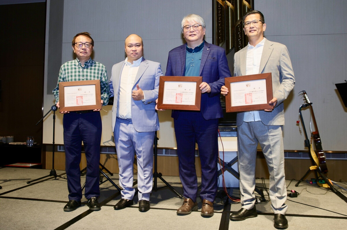 ▲全球EMBA交流協會榮譽顧問:左起前行政院南部服務中心副執行長洪建隆、理事長陳正修、前民生醫院院長顏家祺、三發地產集團創辦人鍾俊榮。(圖/陳正修提供)