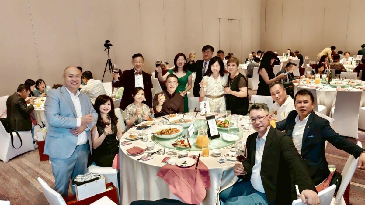 ▲全球EMBA交流協會理監事及會員們合影，左一是創會理事長陳正修。（圖/陳正修提供）