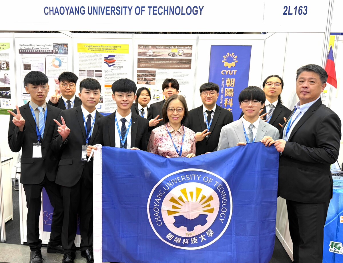 ▲駐馬來西亞台北經濟文化辦事處葉非比大使(前排中)特別肯定朝陽科大獲獎學子的優秀表現。(圖/朝陽科大提供)