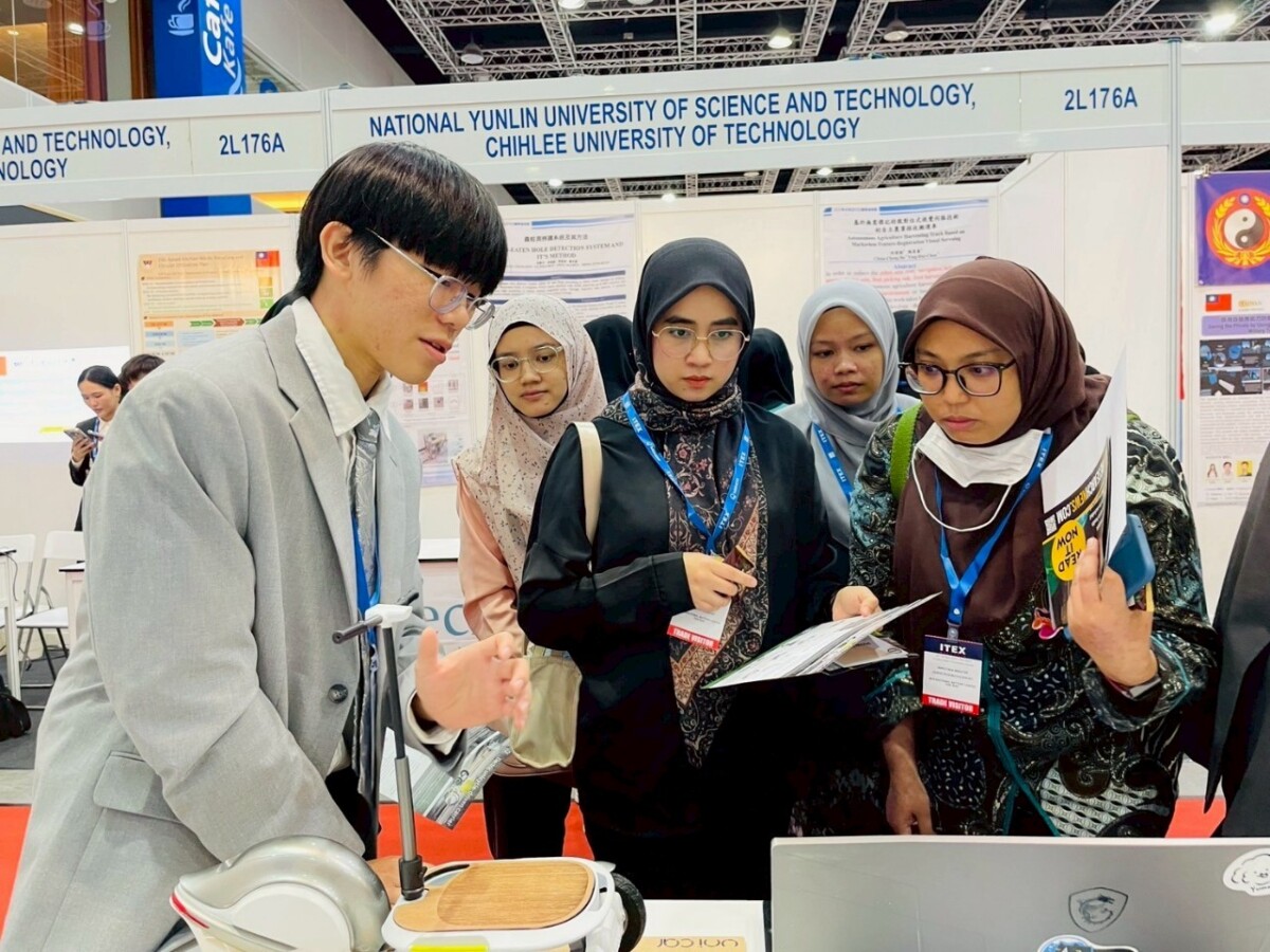 ▲金牌作品《UNICAR—短程運輸獨輪推車》，解決搬運不便、停車困難、置物空間不足等問題，成為一款新型態微型都會交通工具，會場詢問度高。(圖/朝陽科大提供)