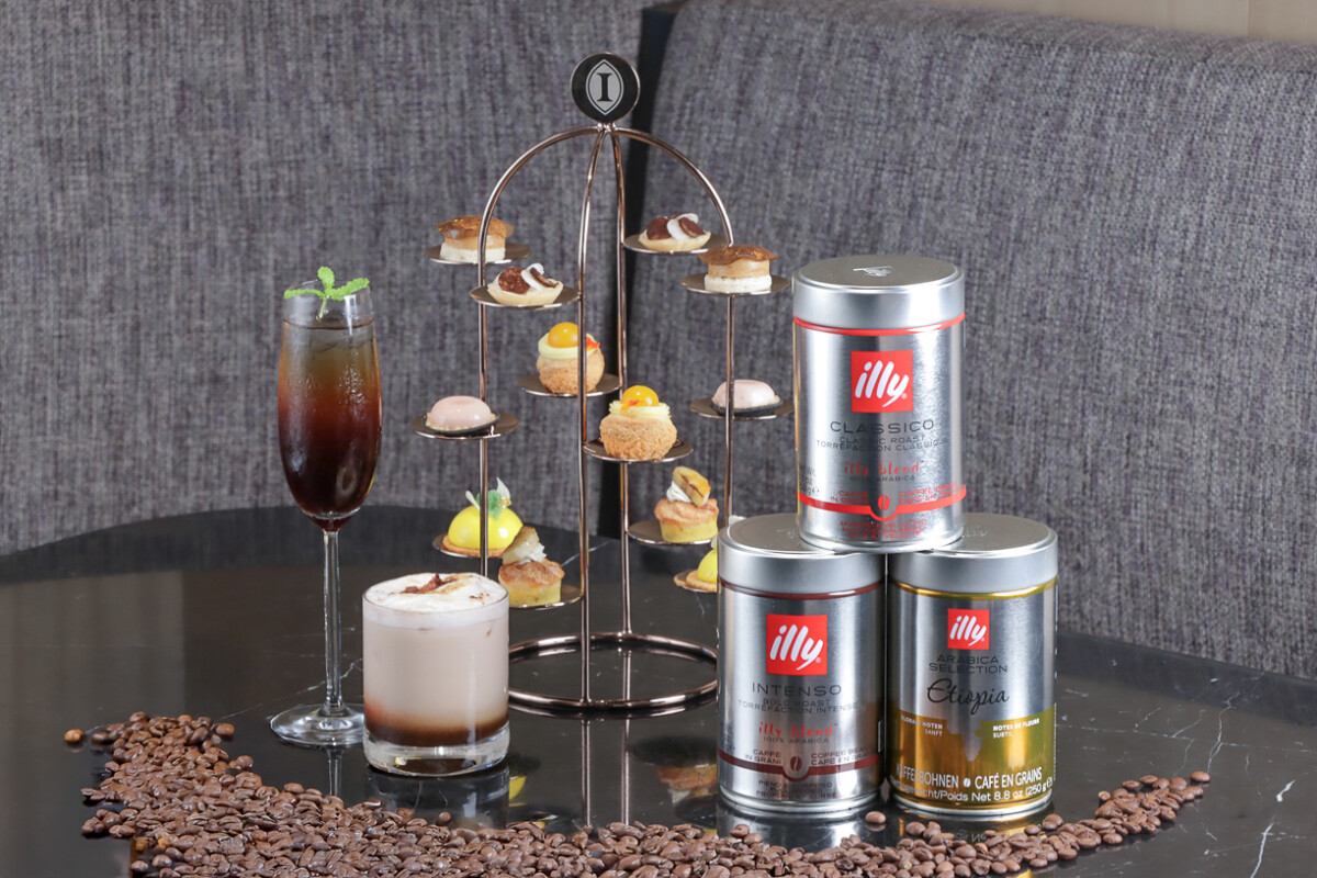 ▲高雄洲際酒店BL.T33大廳酒吧今夏攜手義大利國寶級咖啡品牌illy,隆重推出期間限定「夏日果漾雙人下午茶」。(圖/高雄洲際酒店提供)